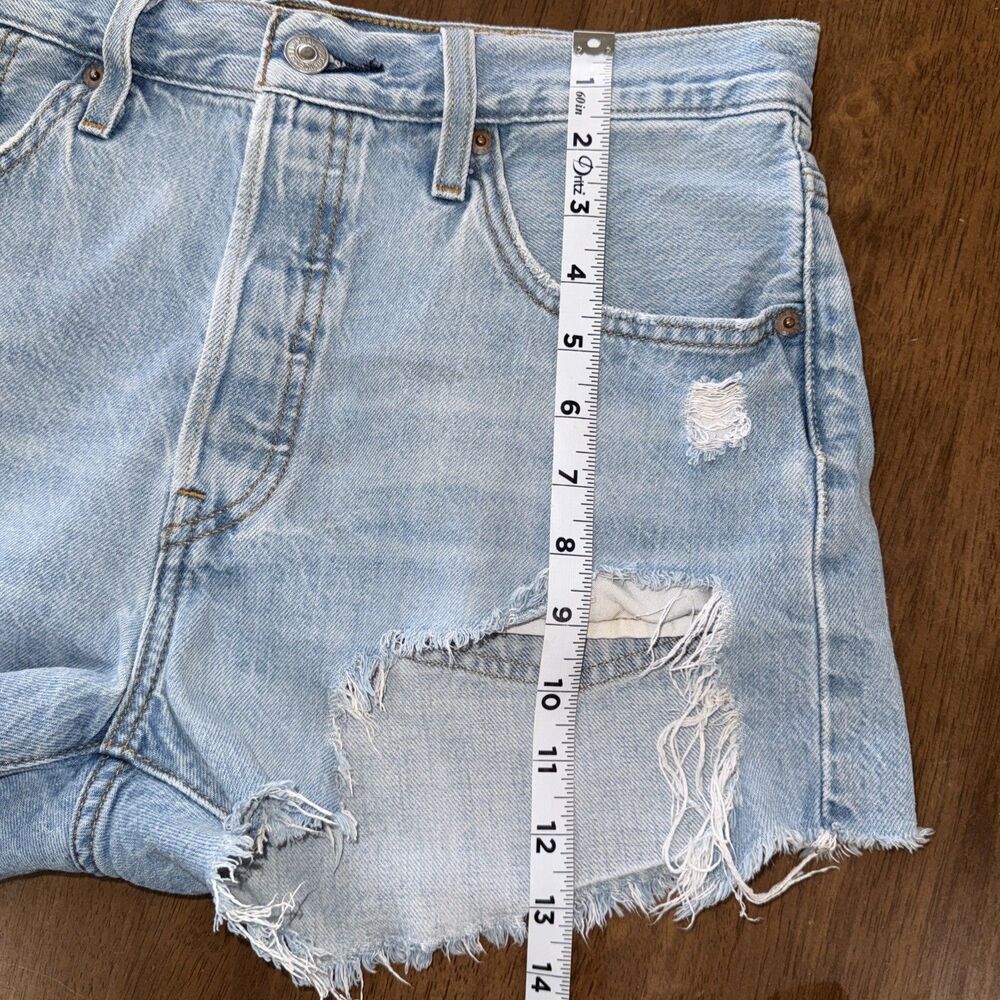 Levis 501 Jeans Cut Off Shorts Light Wash Distressed Raw Hem Button Fly W29 - Picture 14 of 14